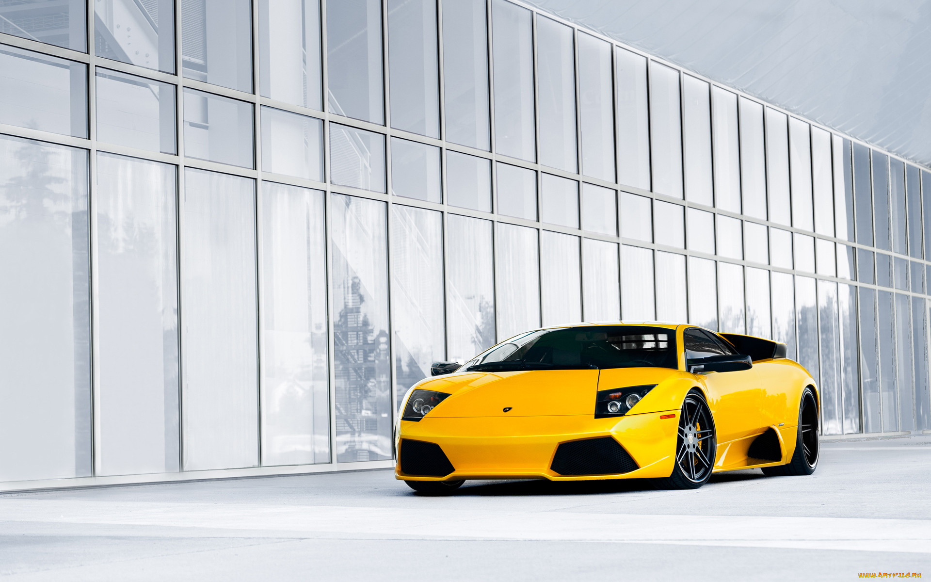 Обои Lamborghini Автомобили Lamborghini, обои для рабочего стола,  фотографии lamborghini, автомобили, желтый, здание, окна Обои для рабочего  стола, скачать обои картинки заставки на рабочий стол.